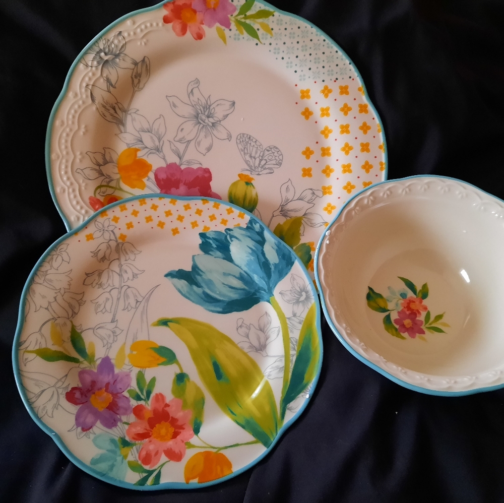 Pioneer Woman place setting